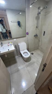 Bathroom Image of 630 Sq.ft 1 BHK Apartment / Flat for rent in Hiranandani Fedora, Hiranandani Estate Thane for Rs. 40000