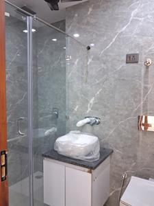Common Bathroom Image of 1350 Sq.ft 3 BHK Builder Floor for sale in Paschim Vihar New Delhi for Rs. 26000000
