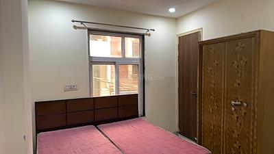 Bedroom Image of 1100 Sq.ft 3 BHK Builder Floor for rent in Mayur Vihar Phase 1 New Delhi for Rs. 35000