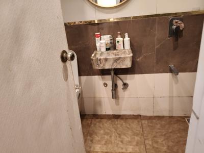 Bathroom Image of 850 Sq.ft 2.5 BHK Duplex for sale in Mohini Tower, Khar West Mumbai for Rs. 40000000