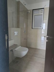 Common Bathroom Image of 900 Sq.ft 2 BHK Apartment / Flat for rent in Vaastu Omkar, Vile Parle East Mumbai for Rs. 70000