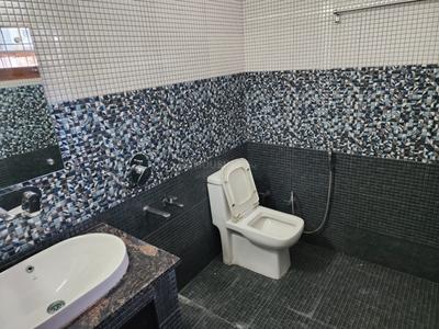 Bathroom Image of 2000 Sq.ft 2 BHK Builder Floor for rent in Wild Life Colony Dehradun for Rs. 25000