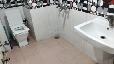 Bathroom Image of 1200 Sq.ft 2 BHK Apartment / Flat for rent in Batla Apartments, Patparganj New Delhi for Rs. 37000