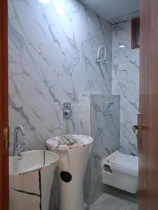 Common Bathroom Image of 1550 Sq.ft 3 BHK Apartment / Flat for sale in Sector 104 Noida for Rs. 7000033