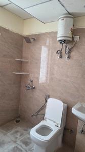 Bathroom Image of 1300 Sq.ft 3 BHK Apartment / Flat for rent in Ocean Golden I Phase I, Tech Zone Greater Noida for Rs. 13500