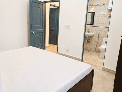 Bedroom Image of 1350 Sq.ft 2 BHK Apartment / Flat for rent in Shalimar Apartments, Masjid Moth Village New Delhi for Rs. 40000