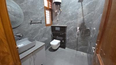 Bathroom Image of 650 Sq.ft 1 BHK Builder Floor for rent in Sector 42 Gurgaon for Rs. 43000