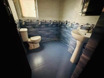 Bathroom Image of 915 Sq.ft 2 BHK Apartment / Flat for rent in Amrapali Princely Estate, Sector 76 Noida for Rs. 35000