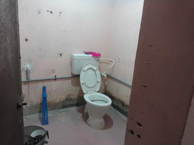 Bathroom Image of 400 Sq.ft 1 BHK Independent House for rent in Aminjikarai Chennai for Rs. 15000