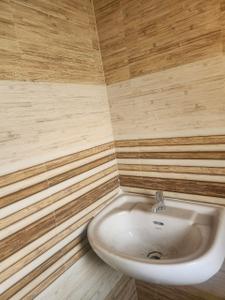 Bathroom Image of 800 Sq.ft 2 BHK Apartment / Flat for sale in Kamdahari Kolkata for Rs. 3600000