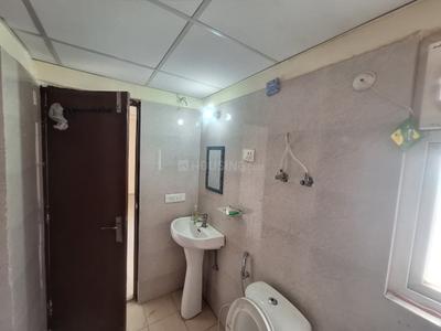 Bathroom Image of 1400 Sq.ft 3 BHK Apartment / Flat for rent in Noida Extension Greater Noida for Rs. 24000