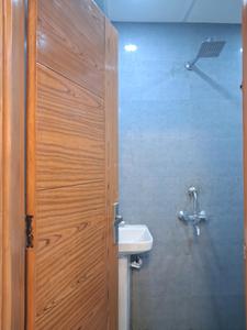 Common Bathroom Image of 1050 Sq.ft 2 BHK Apartment / Flat for sale in Sector 102 Noida for Rs. 4375000