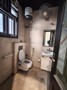 Bathroom Image of 2500 Sq.ft 3 BHK Builder Floor for rent in Sector 40 Gurgaon for Rs. 60000