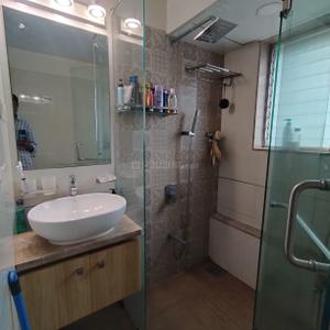 Bathroom Image of 1025 Sq.ft 2 BHK Apartment / Flat for rent in K Raheja Classique, Andheri West Mumbai for Rs. 125000