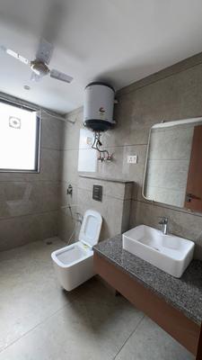 Bathroom Image of 650 Sq.ft 1 RK Builder Floor for rent in DLF Phase 3 Gurgaon for Rs. 24500