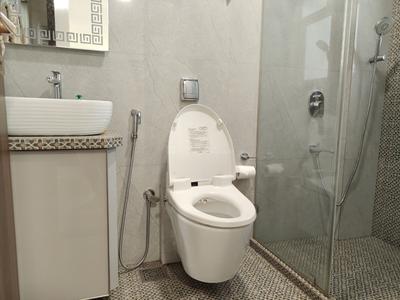 Bathroom Image of 1550 Sq.ft 3 BHK Apartment / Flat for sale in Lokhandwala Complex, Andheri West Mumbai for Rs. 58000000