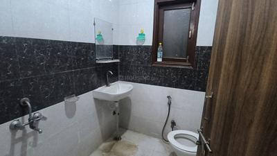 Bathroom Image of 500 Sq.ft 1 BHK Builder Floor for rent in Mayur Vihar Phase 1 New Delhi for Rs. 21000