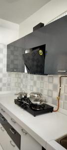 Kitchen Image of 450 Sq.ft 1 BHK Apartment / Flat for rent in Romell Shraddha, Borivali West Mumbai for Rs. 42000