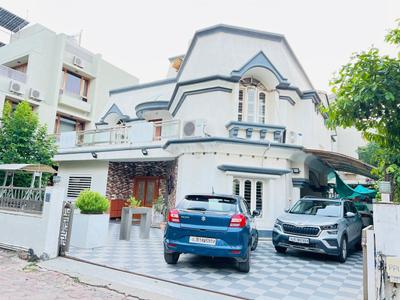 Image of 3600 Sq.ft 4 BHK Independent House for rent in Shyamal, Ahmedabad for Rs. 170000