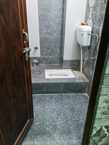 Bathroom Image of 450 Sq.ft 2 BHK Apartment / Flat for rent in Rajajipuram Lucknow for Rs. 5000