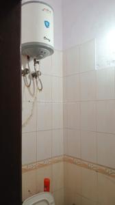Bathroom Image of 450 Sq.ft 1 RK Apartment / Flat for rent in Ashok Nagar New Delhi for Rs. 10000