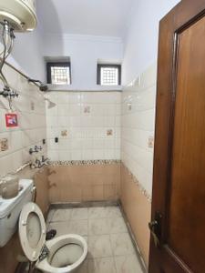 Bathroom Image of 900 Sq.ft 2 BHK Builder Floor for rent in Ramesh Nagar New Delhi for Rs. 24000