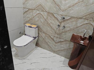 Bathroom Image of 500 Sq.ft 1 BHK Independent House for rent in Noida Extension Greater Noida for Rs. 12000