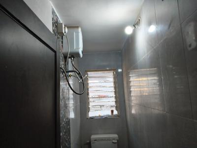 Bathroom Image of 600 Sq.ft 1 BHK Independent House for rent in Kharadi Pune for Rs. 25000