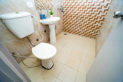 Bathroom Image of 1179 Sq.ft 2.5 BHK Apartment / Flat for sale in Amrapali Silicon City, Sector 76 Noida for Rs. 12100000