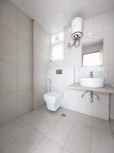 Bathroom Image of 3000 Sq.ft 4 BHK Builder Floor for sale in SS Linden IV, Sector 85 Gurgaon for Rs. 28000000