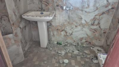 Bathroom Image of 550 Sq.ft 1 BHK Apartment / Flat for rent in Chhattarpur New Delhi for Rs. 16500