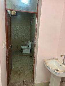 Bathroom Image of 1100 Sq.ft 4 BHK Independent House for rent in Kalyanpur Kanpur for Rs. 12000