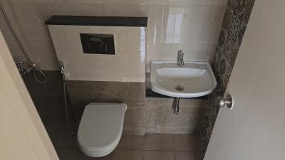 Bathroom Image of 600 Sq.ft 1 BHK Apartment / Flat for rent in Mahindra Happinest Tathawade, Tathawade Pune for Rs. 21000
