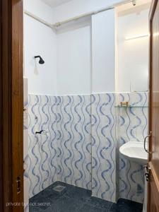 Bathroom Image of 800 Sq.ft 2 BHK Apartment / Flat for rent in Nampally Hyderabad for Rs. 12000