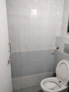 Common Bathroom One Image of 600 Sq.ft 1 BHK Apartment / Flat for rent in Bharat Vihar New Delhi for Rs. 22000