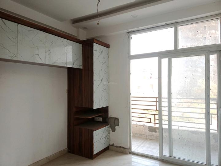 Avenue 74 Main Image 1