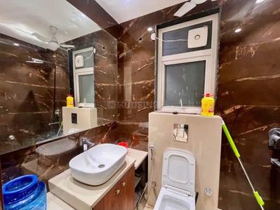 Bathroom Image of 900 Sq.ft 2 BHK Independent House for rent in Rajouri Garden New Delhi for Rs. 38000
