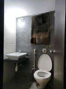 Common Bathroom Image of 815 Sq.ft 2 BHK Apartment / Flat for sale in Kinjal Complex II, Boisar Mumbai for Rs. 3500000