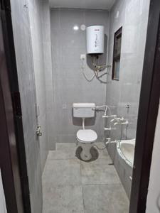 Bathroom Image of 350 Sq.ft 1 RK Apartment / Flat for rent in Tikawali Faridabad for Rs. 5500