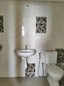 Common Bathroom One Image of 546 Sq.ft 1.5 BHK Apartment / Flat for sale in Mahindra Happinest Kalyan, Bhiwandi Thane for Rs. 5800000