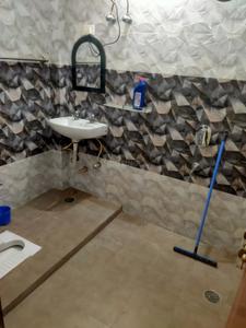 Bathroom Image of 2200 Sq.ft 3 BHK Builder Floor for rent in Gomti Nagar Lucknow for Rs. 26000