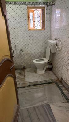 Bathroom Image of 950 Sq.ft 2 BHK Builder Floor for rent in Keshtopur Kolkata for Rs. 16000