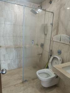 Bathroom Image of 1350 Sq.ft 2.5 BHK Apartment / Flat for sale in Amanora Gateway Towers 98 And 99, Hadapsar Pune for Rs. 28100000