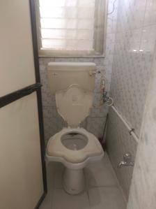 Common Bathroom One Image of 555 Sq.ft 1 BHK Apartment / Flat for rent in Borivali West Mumbai for Rs. 34000