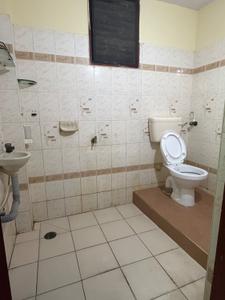 Bathroom Image of 1450 Sq.ft 3 BHK Apartment / Flat for rent in Koritepadu Guntur for Rs. 18000