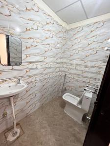 Bathroom Image of 1500 Sq.ft 1 RK Apartment / Flat for rent in Sector 17 Gurgaon for Rs. 18000