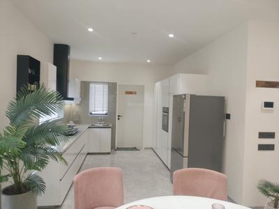 Kitchen Image of 9450 Sq.ft 5 BHK Villa for sale in Rameshwar Luxuriom Elite, Kasindra Ahmedabad for Rs. 25000000