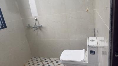 Bathroom Image of 800 Sq.ft 1 BHK Builder Floor for rent in Sector 53 Gurgaon for Rs. 28000