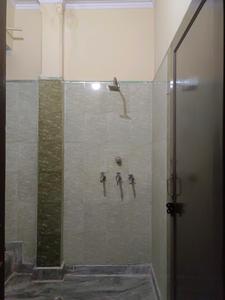 Common Bathroom Image of 1300 Sq.ft 3 BHK Builder Floor for rent in Rohini Extension New Delhi for Rs. 15000