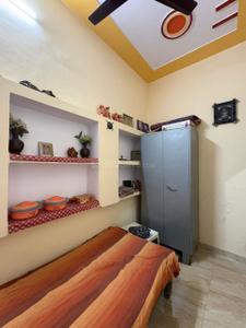 Bedroom Image of 300 Sq.ft 1 RK Builder Floor for rent in Husainganj Lucknow for Rs. 11000